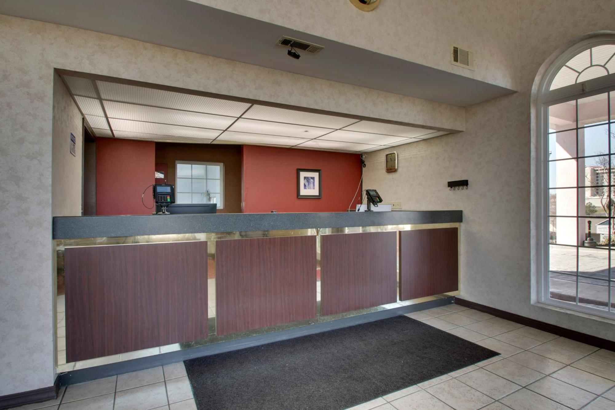 Angel Inn - Central Бренсон Екстер'єр фото